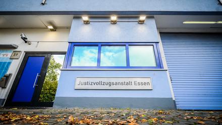 Wie der „Spiegel“ berichtet, befindet sich ein im September 2022 zu fast elf Jahren Haft verurteilter Captagon-Drogenhändler aus Syrien in Essen bereits im offenen Vollzug.