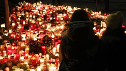 Nach dem Messerangriff gedenken die Aschaffenburger mit einem Kerzenmeer der beiden Getöteten. 