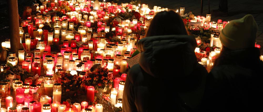 Nach dem Messerangriff gedenken die Aschaffenburger mit einem Kerzenmeer der beiden Getöteten.