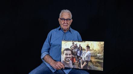 Naftali Fürst, hier mit einem Bild seiner Familienmitglieder, bangte am 7. Oktober um Angehörige. 