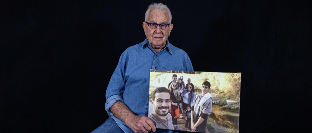 Naftali Fürst, hier mit einem Bild seiner Familienmitglieder, bangte am 7. Oktober um Angehörige.