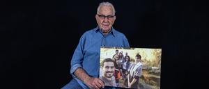 Naftali Fürst, hier mit einem Bild seiner Familienmitglieder, bangte am 7. Oktober um Angehörige. 