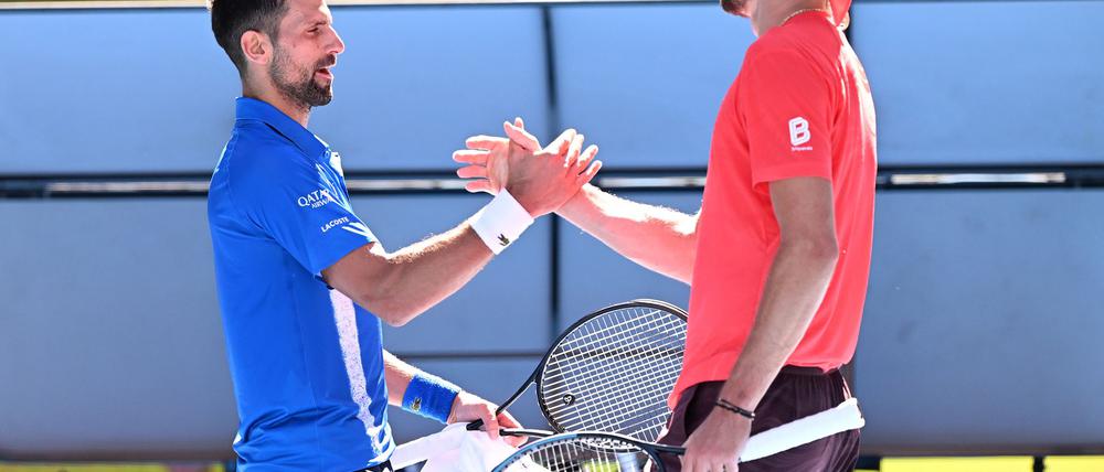 Nach dem verlorenen ersten Satz gratulierte Novak Djokovic (l) Alexander Zverev.