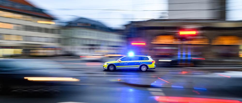 Eine Fahrradfahrerin wird angefahren und schwer verletzt in einen Wald geschleudert. (Symbolbild)