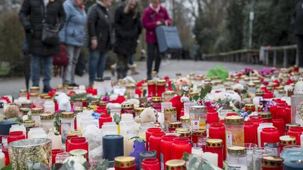 Im Park Schöntal stehen einigen Menschen hinter zahlreichen Kerzen und gedenken der tödlichen Messerattacke. Am 22.1.2025 soll ein 28 Jahre alter Afghane hier ihm offensichtlich unbekannte Menschen angegriffen haben. Ein Kind und ein Mann starben, weitere Menschen wurden verletzt.