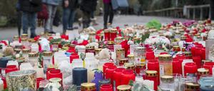 Im Park Schöntal stehen einigen Menschen hinter zahlreichen Kerzen und gedenken der tödlichen Messerattacke. Am 22.1.2025 soll ein 28 Jahre alter Afghane hier ihm offensichtlich unbekannte Menschen angegriffen haben. Ein Kind und ein Mann starben, weitere Menschen wurden verletzt.