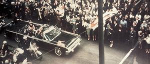 Präsident John F. Kennedy und seine Frau Jacqueline Kennedy kurz vor dem Attentat am 22. November 1963 in Dallas, Texas. 
