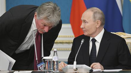 Auf diesem von der staatlichen Nachrichtenagentur Sputnik via AP veröffentlichten Foto hört Kreml-Sprecher Dmitri Peskow, links, dem russischen Präsidenten Wladimir Putin vor einer Vertragsunterzeichnung in der Präsidentenresidenz Akorda zu.