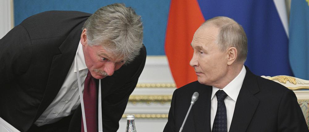 Auf diesem von der staatlichen Nachrichtenagentur Sputnik via AP veröffentlichten Foto hört Kreml-Sprecher Dmitri Peskow, links, dem russischen Präsidenten Wladimir Putin vor einer Vertragsunterzeichnung in der Präsidentenresidenz Akorda zu.