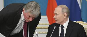 Auf diesem von der staatlichen Nachrichtenagentur Sputnik via AP veröffentlichten Foto hört Kreml-Sprecher Dmitri Peskow, links, dem russischen Präsidenten Wladimir Putin vor einer Vertragsunterzeichnung in der Präsidentenresidenz Akorda zu.