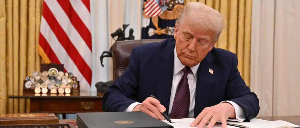 US-Präsident Donald Trump unterzeichnet im Oval Office des Weißen Hauses in Washington, DC, am 23. Januar 2025 eine Anordnung.