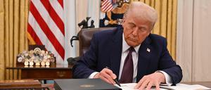 US-Präsident Donald Trump unterzeichnet im Oval Office des Weißen Hauses in Washington, DC, am 23. Januar 2025 eine Anordnung.