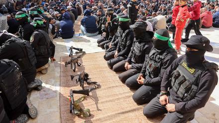 Bewaffnete Hamas-Kämpfer beim Gebet in Gaza am 24.1.2025.