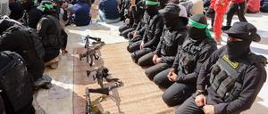 Bewaffnete Hamas-Kämpfer beim Gebet in Gaza am 24.1.2025.