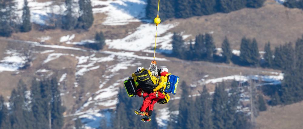 Zwei Fahrer mussten nach Stürzen im Super-G von Kitzbühel per Hubschrauber geborgen werden.