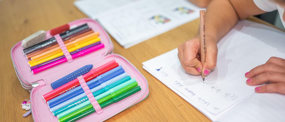 Brandenburg will mehr Wert auf feinmotorische Fähigkeiten der Kinder legen und das Schreiben mit der Hand fördern.