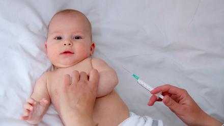 Laut STIKO sollten Kinder bereits im ersten Lebensjahr vollständig gegen Polio geimpft werden. 