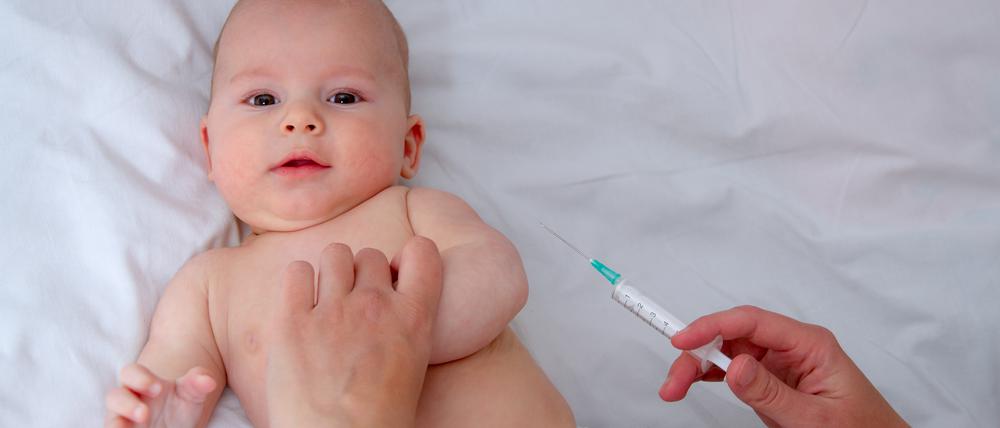 Laut STIKO sollten Kinder bereits im ersten Lebensjahr vollständig gegen Polio geimpft werden. 