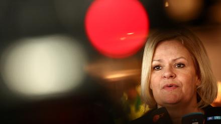 Die deutsche Innenministerin Nancy Faeser gibt eine Presseerklärung vor den Tarifverhandlungen in Potsdam, Deutschland, 24. Januar 2025.