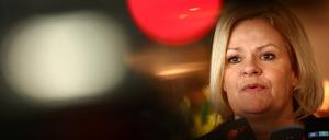 Die deutsche Innenministerin Nancy Faeser gibt eine Presseerklärung vor den Tarifverhandlungen in Potsdam, Deutschland, 24. Januar 2025.