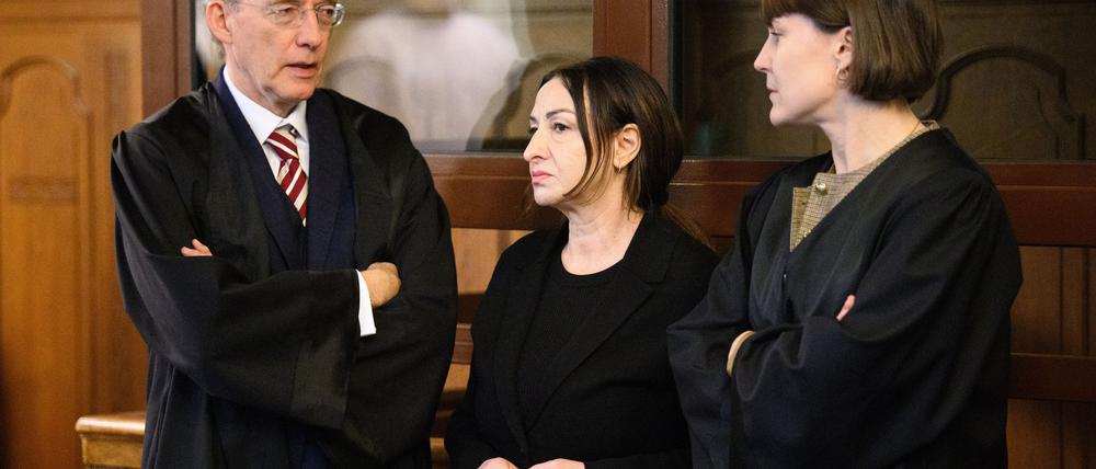 Berlins Ex-Gesundheitssenatorin Dilek Kalayci (M.) im Gerichtssaal in Moabit.