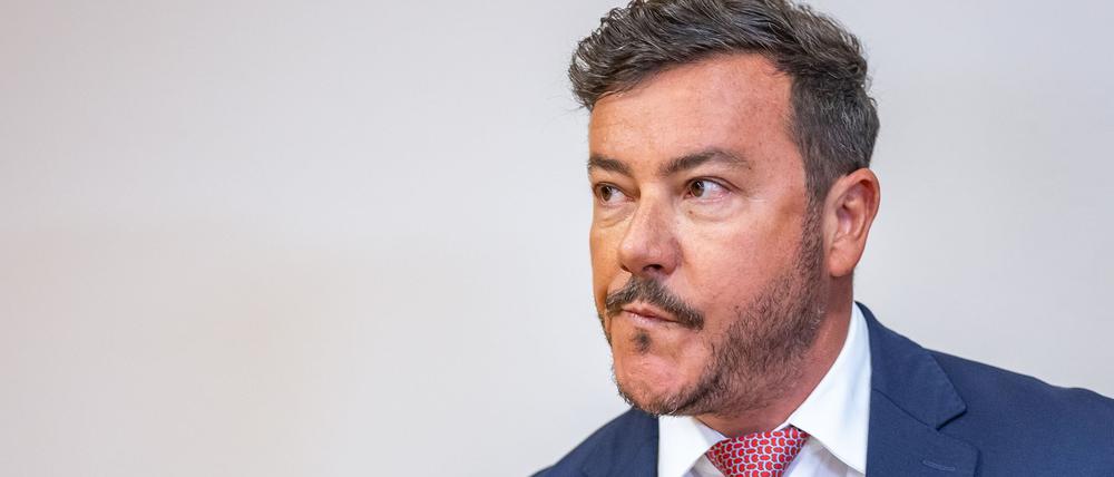 Der Ex-Milliardär muss nach seiner Festnahme in Untersuchungshaft (Foto: Archiv)