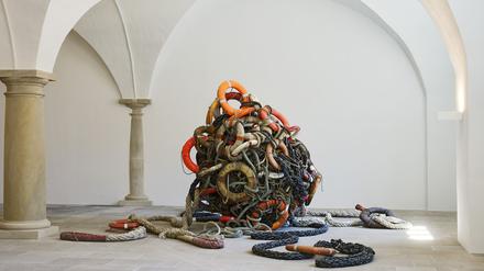 „Seelenfänger“: Der über drei Meter große Riesenknoten aus Schiffstauen, Rettungsringen, Bojen steht im Dresdner Albertinum.