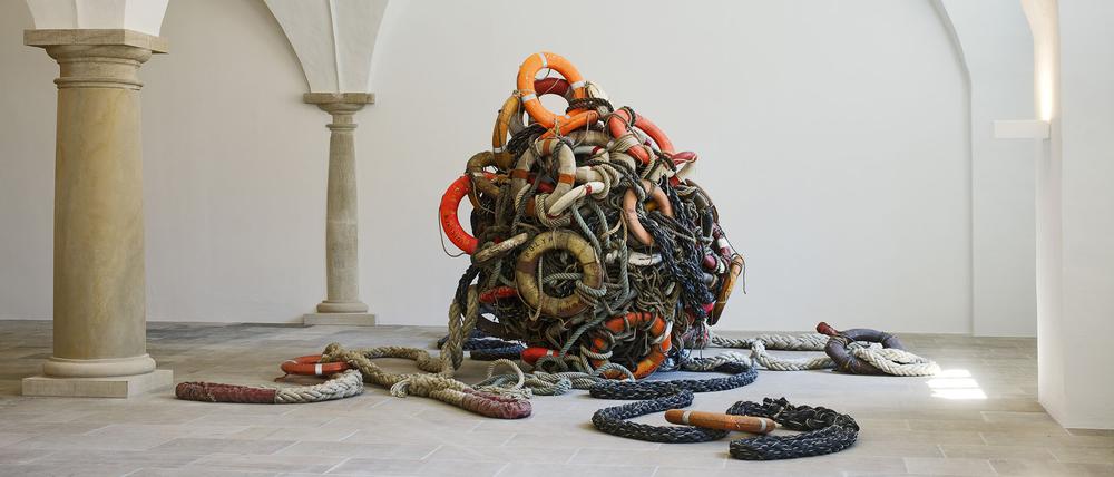 „Seelenfänger“: Der über drei Meter große Riesenknoten aus Schiffstauen, Rettungsringen, Bojen steht im Dresdner Albertinum.