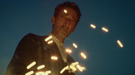 Der Holocaust-Überlebende László Tóth (Adrien Brody) kommt mit großen Träumen nach Amerika. 
