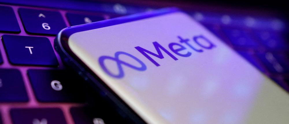 Das Meta-Logo ist auf einem Handybildschirm zu sehen.