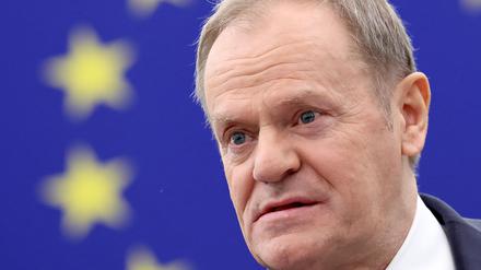 Polens Premierminister Donald Tusk schaut während einer Plenarsitzung im Europäischen Parlament in Straßburg, Ostfrankreich, am 22. Januar 2025 zu.