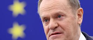 Polens Premierminister Donald Tusk schaut während einer Plenarsitzung im Europäischen Parlament in Straßburg, Ostfrankreich, am 22. Januar 2025 zu.