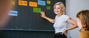 Wie erkennt man Desinformation? Das Projekt Spreuweizen klärt an Schulen über diese Frage auf.