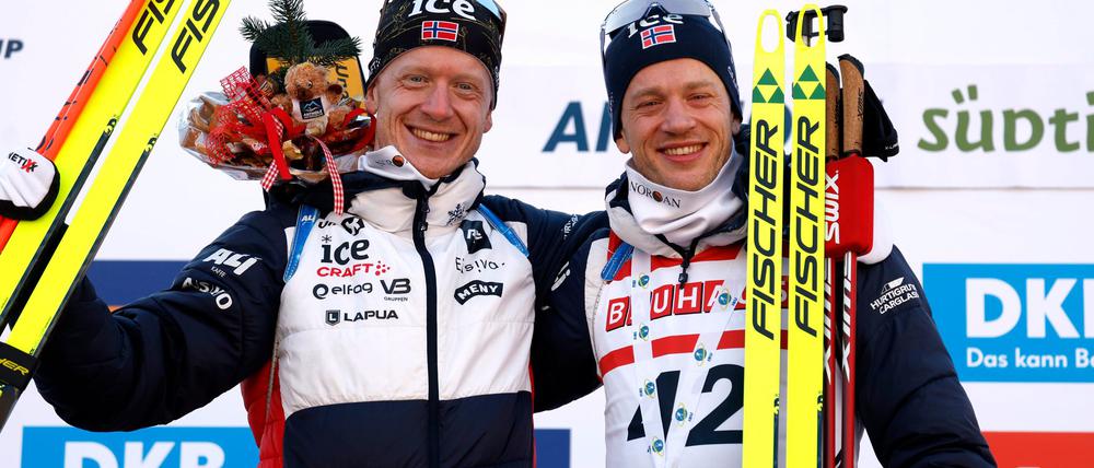 Johannes Thingnes Bö und Tarjei Bö nach dem Rennen.