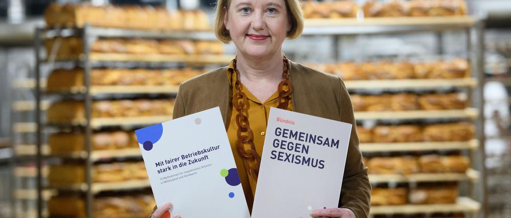 Die Grünen-Ministerin Lisa Paus hat in einer Bäckerei für das Bündnis „Gemeinsam gegen Sexismus“ geworben.