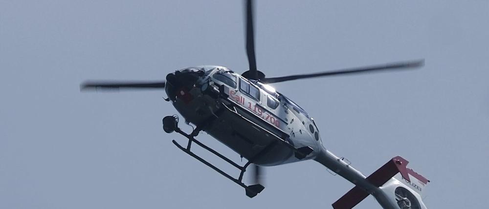 Die Polizei machte sich auch mit einem Hubschrauber auf die Suche nach den Bootsdieben. (Symbolbild)