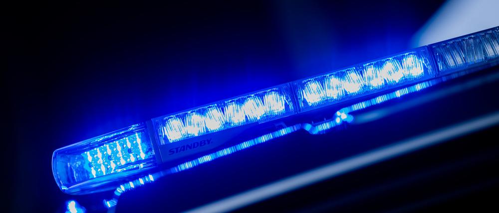 Ein leuchtendes Blaulicht auf einem Einsatzfahrzeug. 