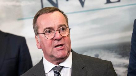 Verteidigungsminister Boris Pistorius (SPD) bei einem Pressestatement nach dem Besuch der zur Unternehmensgruppe Lürssen gehörende Werft NVL.