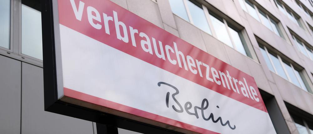 Ein Schild der Verbraucherzentrale in der Ordensmeisterstraße Berlin-Tempelhof.