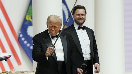Präsident Donald Trump beim Säbelrasseln auf dem Commander-in-Chief-Ball. Vizepräsident JD Vance schaut zu. 