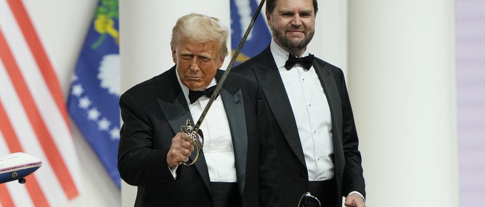 Präsident Donald Trump beim Säbelrasseln auf dem Commander-in-Chief-Ball. Vizepräsident JD Vance schaut zu.