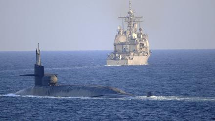Persischer Golf: Das U-Boot «USS Georgia» und der Raketenkreuzer «USS Port Royal» der US-Marine durchqueren die Straße von Hormus im Persischen Golf.