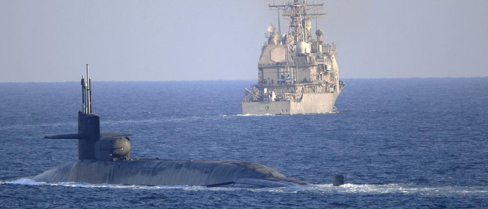 Persischer Golf: Das U-Boot «USS Georgia» und der Raketenkreuzer «USS Port Royal» der US-Marine durchqueren die Straße von Hormus im Persischen Golf.