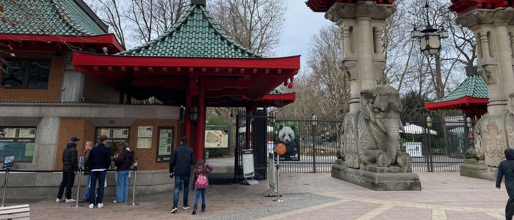Besucher stehen vor dem Eingang des Berliner Zoos.