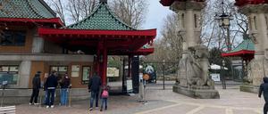 Besucher stehen vor dem Eingang des Berliner Zoos.