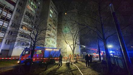 In einem Hochhaus in Neukölln brennt es. 