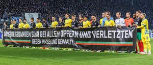 Vor dem Spiel halten alle Spieler zusammen ein Banner.