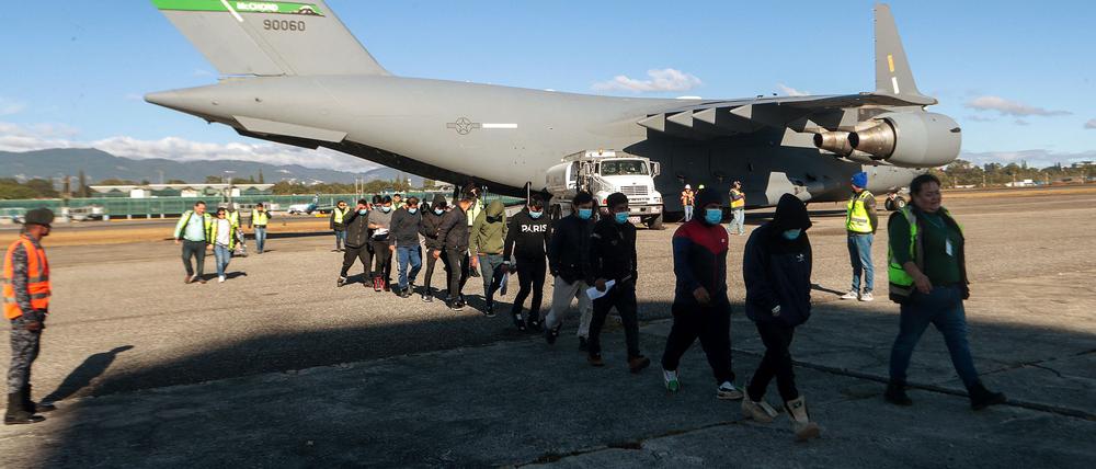 Guatemaltekische Migranten steigen auf einem Luftwaffenstützpunkt in Guatemala-Stadt aus einem US-Militärflugzeug