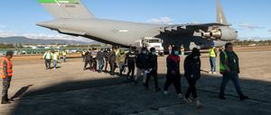 Guatemaltekische Migranten steigen auf einem Luftwaffenstützpunkt in Guatemala-Stadt aus einem US-Militärflugzeug