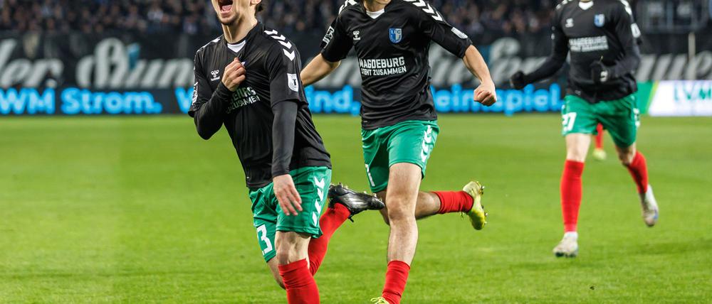  Magdeburgs Baris Atik (l) jubelt mit Teamkollegen nach seinem Treffer zum 1:0.